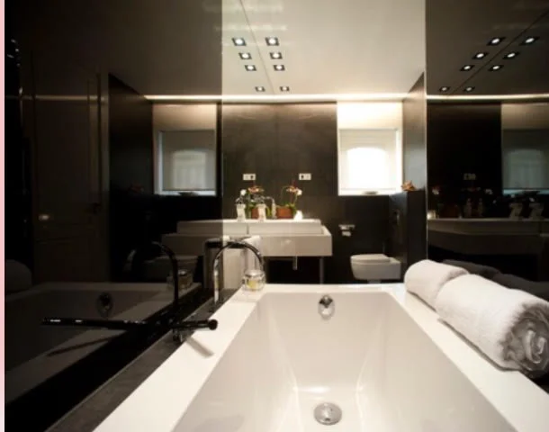 Baño de diseño en reforma integral de lujo en Madrid: acabados en piedra natural